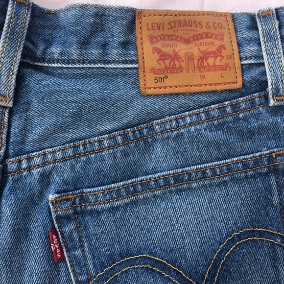 Highwaisted 501 Medium Wash Levi Denim Shorts - Picture 5 of 8